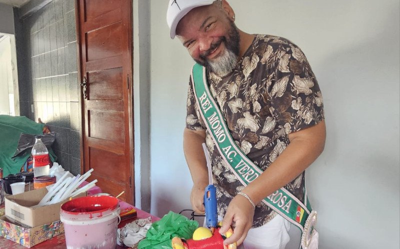 Preparativos da Acad&ecirc;micos Verde e Rosa para o desfile do carnaval de S&atilde;o Leopoldo - rei momo da escola Marco Aur&eacute;lio Bica