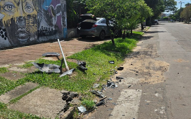 Duas pessoas são atingidas na calçada depois de colisão entre veículos em São Leopoldo