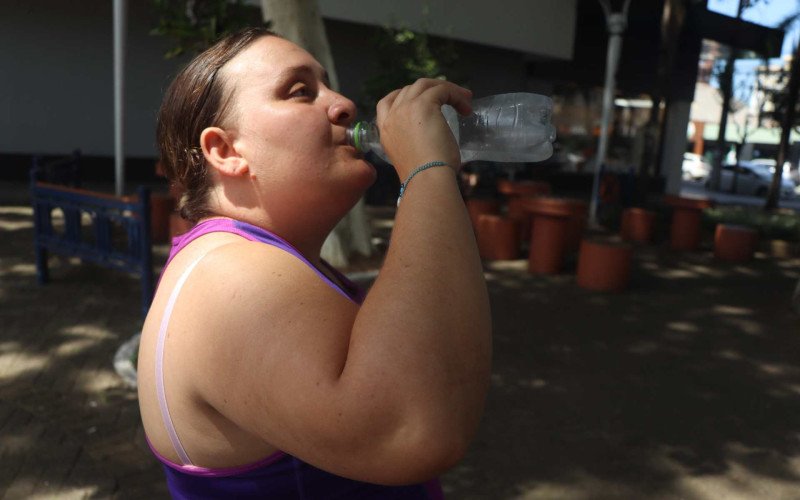 J&eacute;ssica n&atilde;o vive sem uma garrafa de &aacute;gua para se refrescar