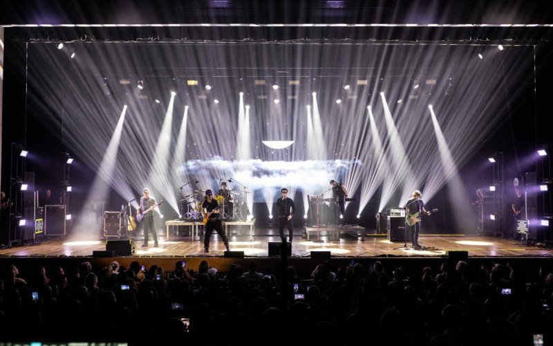 Com mais de 40 anos de banda, Capital Inicial lotou o Teatro Feevale | abc+