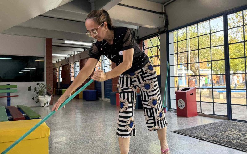 Funcionários prestam serviços de limpeza em escolas da rede estadual