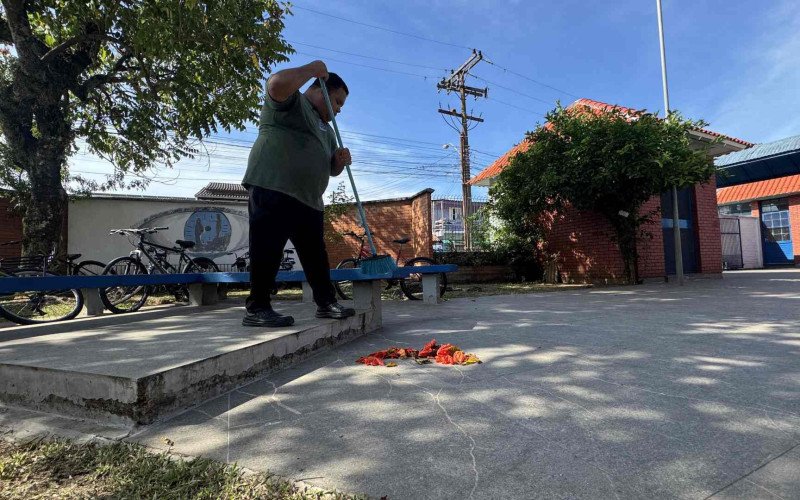 Funcionários prestam serviços de limpeza em escolas da rede estadual