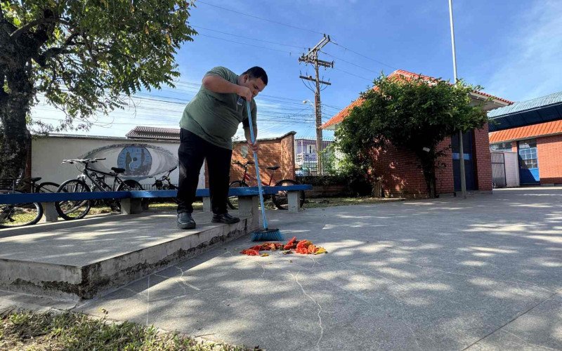 Funcionários prestam serviços de limpeza em escolas da rede estadual