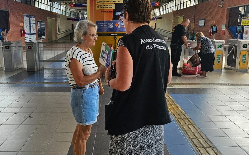 Material informativo foi entregue na estação do trem