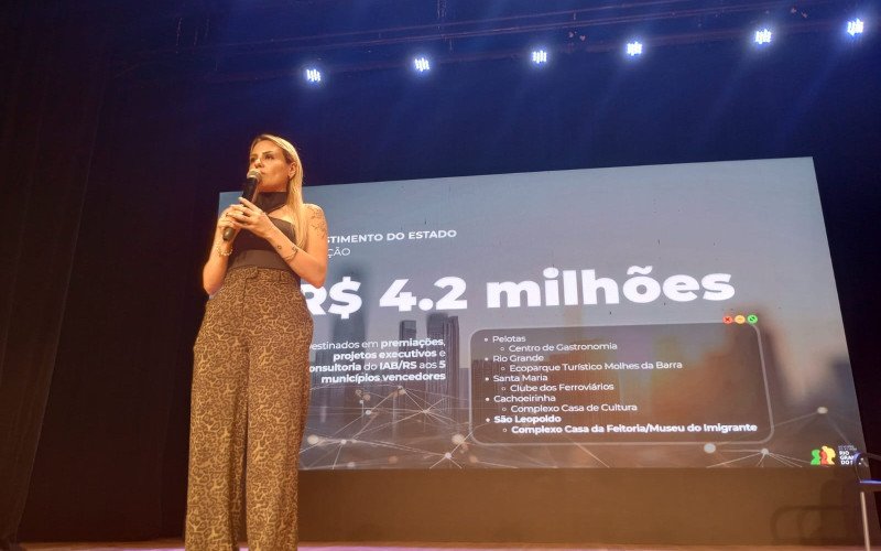 A secretária de Planejamento, Governança e Gestão, Danielle Calazans, apresentou o projeto da Casa do Imigrante