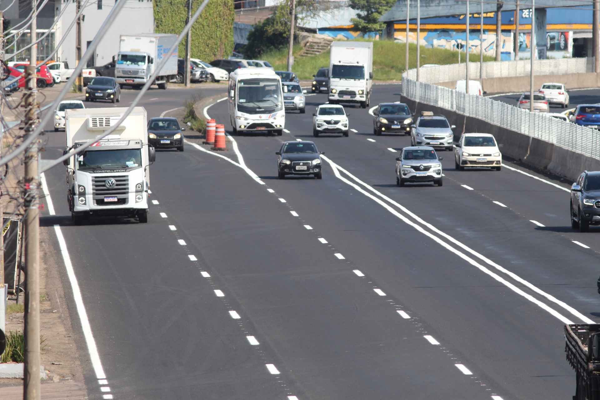 Sinaliza&ccedil;&atilde;o nova na BR-116: Trechos j&aacute; receberam pintura e tach&otilde;es refletivos na rodovia