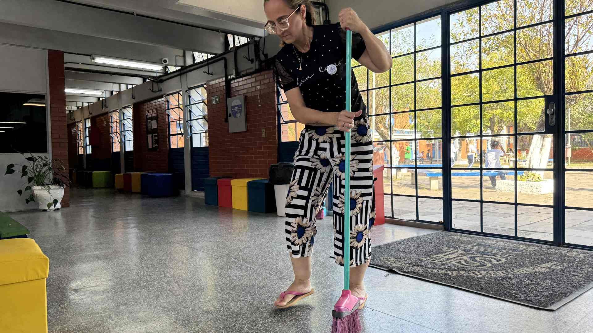 Funcion&aacute;rios de empresa terceirizada que atende rede estadual de ensino enfrentam atrasos salariais na regi&atilde;o