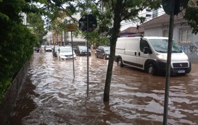 Chuva volta a alagar ruas e avenidas de São Leopoldo