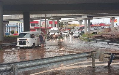 RS-240 enfrenta congestionamento devido à chuva