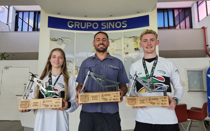 Larissa Luz, Tiago Lumertz e Augusto Wening em visita ao Grupo Sinos | abc+