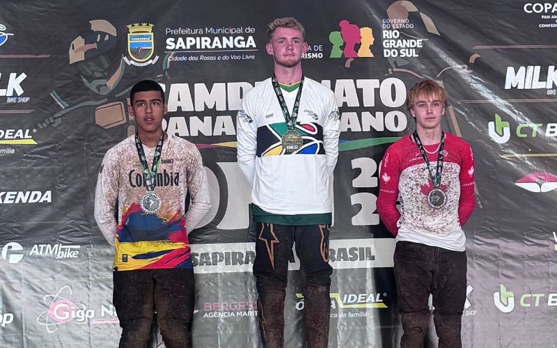 Augusto Wening no lugar mais alto do pódio na categoria Júnior