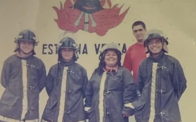 Saraiva (camiseta vermelha) foi bombeiro voluntário em Estância Velha entre 1999 e 2003 | abc+