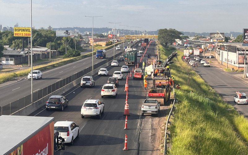Bloqueio da faixa da direita para realização de recapeamento provoca congestionamento no Vale do Sinos  | abc+