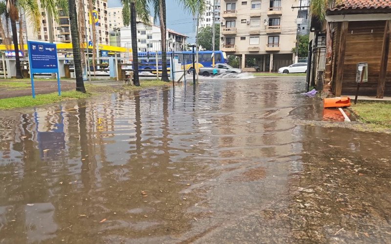 Alagamento na Avenida Dom João Becker, no Centro de São Leopoldo nesta terça-feira, dia 17 de março
