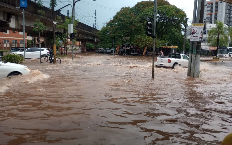 Alagamento na Avenida Mau&aacute;, nas proximidades da Esta&ccedil;&atilde;o S&atilde;o Leopoldo