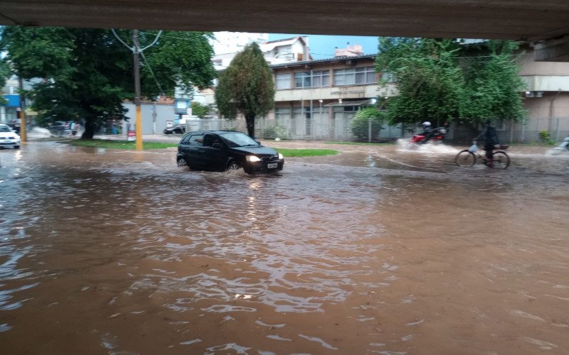 Alagamento na Avenida Mau&aacute;, nas proximidades da Esta&ccedil;&atilde;o S&atilde;o Leopoldo
