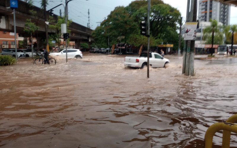 Alagamento na Avenida Mau&aacute;, nas proximidades da Esta&ccedil;&atilde;o S&atilde;o Leopoldo