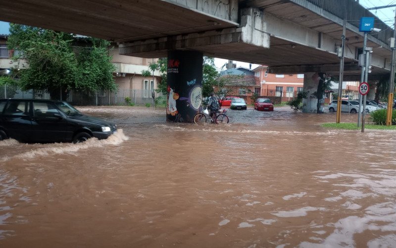 Alagamento na Avenida Mau&aacute;, nas proximidades da Esta&ccedil;&atilde;o S&atilde;o Leopoldo