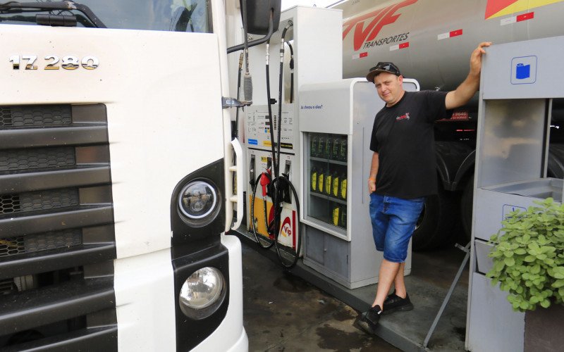 Cristiano Silva é caminhoneiro que saiu de Venâncio Aires, onde o diesel é raramente visto nos últimos dias | abc+