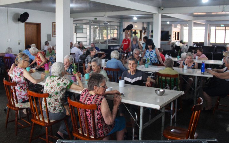 Idosos convivem e compartilham momentos no dia a dia do Lar São Vicente de Paula
