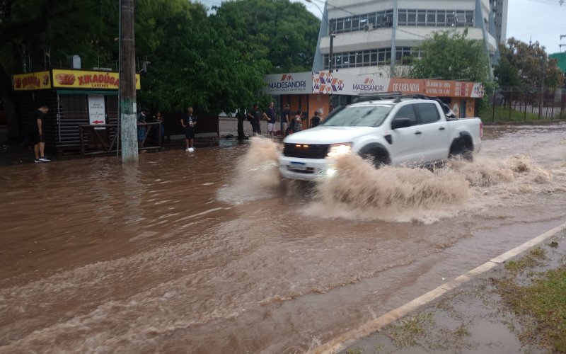 Alagamento na Avenida João Corrêa
