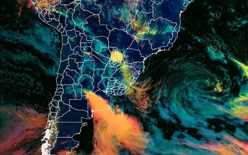 Imagem do satélite meteorológico GOES-19 da manhã de hoje mostra a frente fria avançando pelo Centro da Argentina e associada a um ciclone extratropical no extremo Sul do continente | abc+