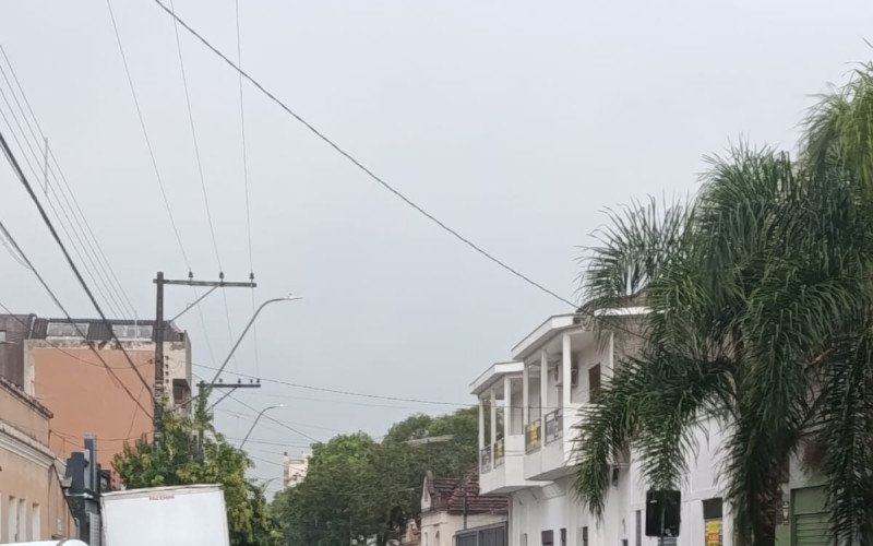 Rua São Paulo, no Centro de São Leopoldo, alagada neste dia 17 de março
