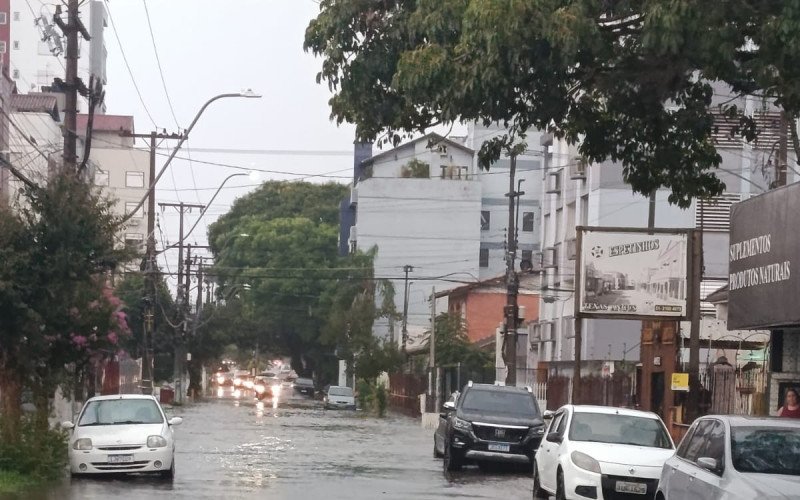 Rua São Paulo, no Centro de São Leopoldo, alagada neste dia 17 de março
