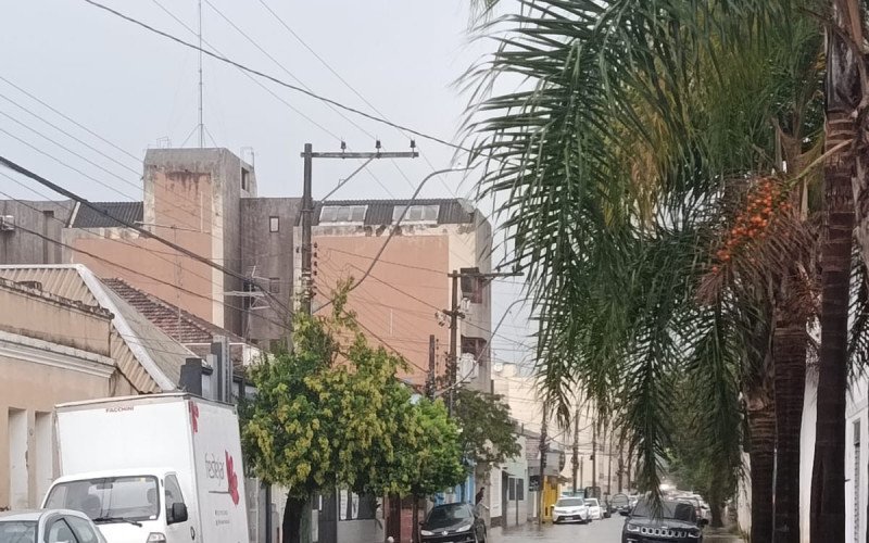 Rua São Paulo, no Centro de São Leopoldo, alagada neste dia 17 de março