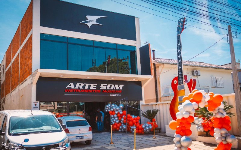 Guitarra foi inaugurada no dia da inauguração da nova sede da Arte Som, em 12/111/25 | abc+