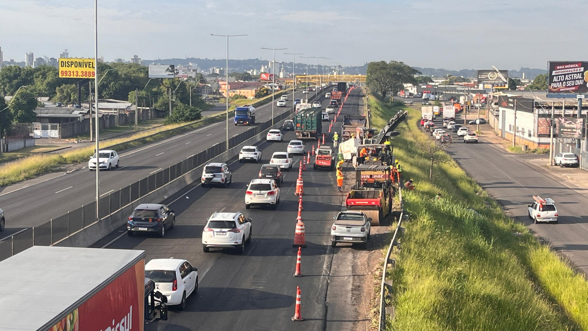 BR-116: Bloqueio de faixa para obras de recapeamento provoca congestionamento no Vale do Sinos