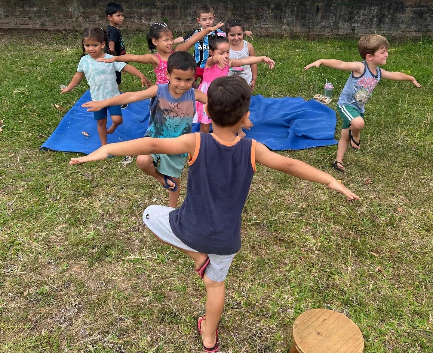 Alongamento di&aacute;rio na Emei Peixinho Dourado ensina sobre o corpo