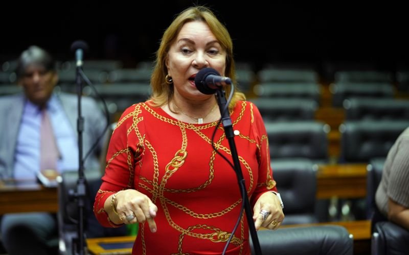 Mendon&ccedil;a manda por tornozeleira em deputada do MDB em nova opera&ccedil;&atilde;o que apura fraudes no INSS