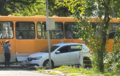 Ônibus e carro colidem em cruzamento movimentado no Centro de Novo Hamburgo