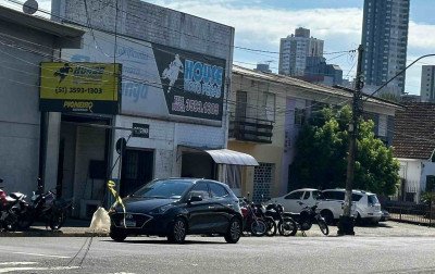 Fio solto no meio da rua é sinalizado com sacola plástica em Novo Hamburgo