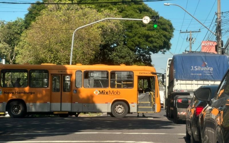 Acidente envolvendo ônibus afeta o trânsito no Centro de Novo Hamburgo | abc+