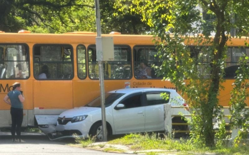 Acidente envolvendo ônibus afeta o trânsito no Centro de Novo Hamburgo | abc+