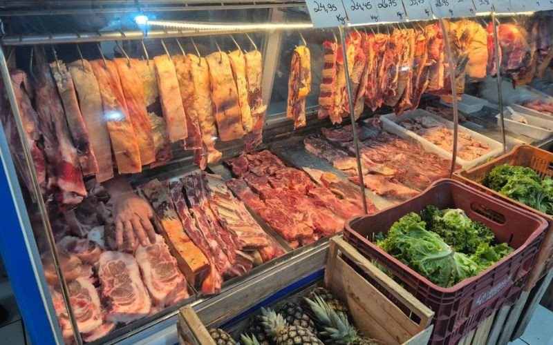 Fiscalização em Lavras do Sul prende duas pessoas e interdita estabelecimentos após apreensão de 2,5 toneladas de produtos impróprios
