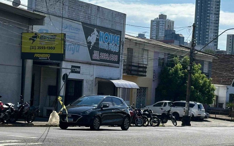 Saco plástico é usado para sinalizar fio solto na Rua Castro Alves, cruzamento com a Rua 25 de Julho  | abc+