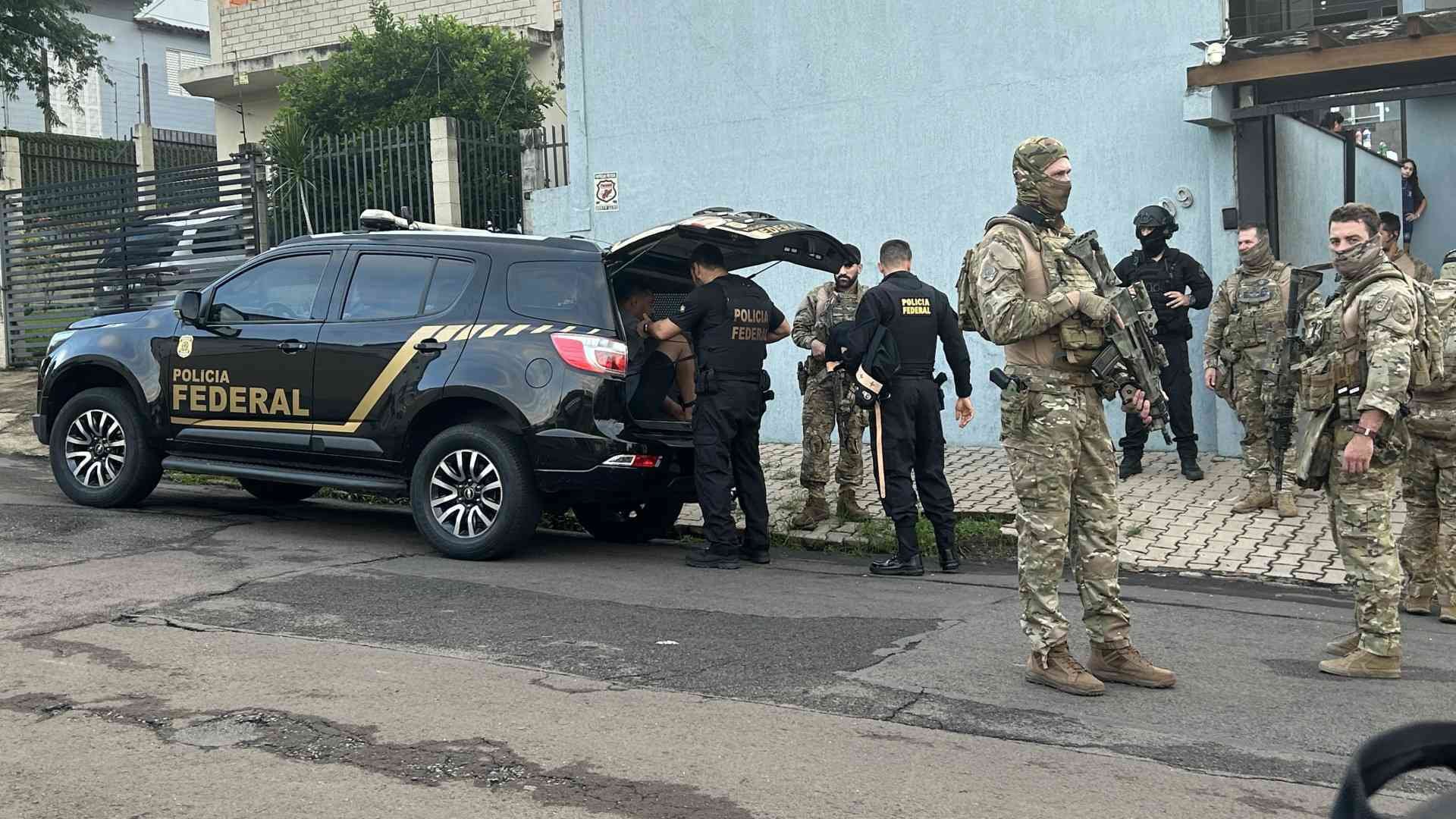 Operação termina com 11 presos após investigação que iniciou com a prisão de homem em carro blindado em Estância Velha