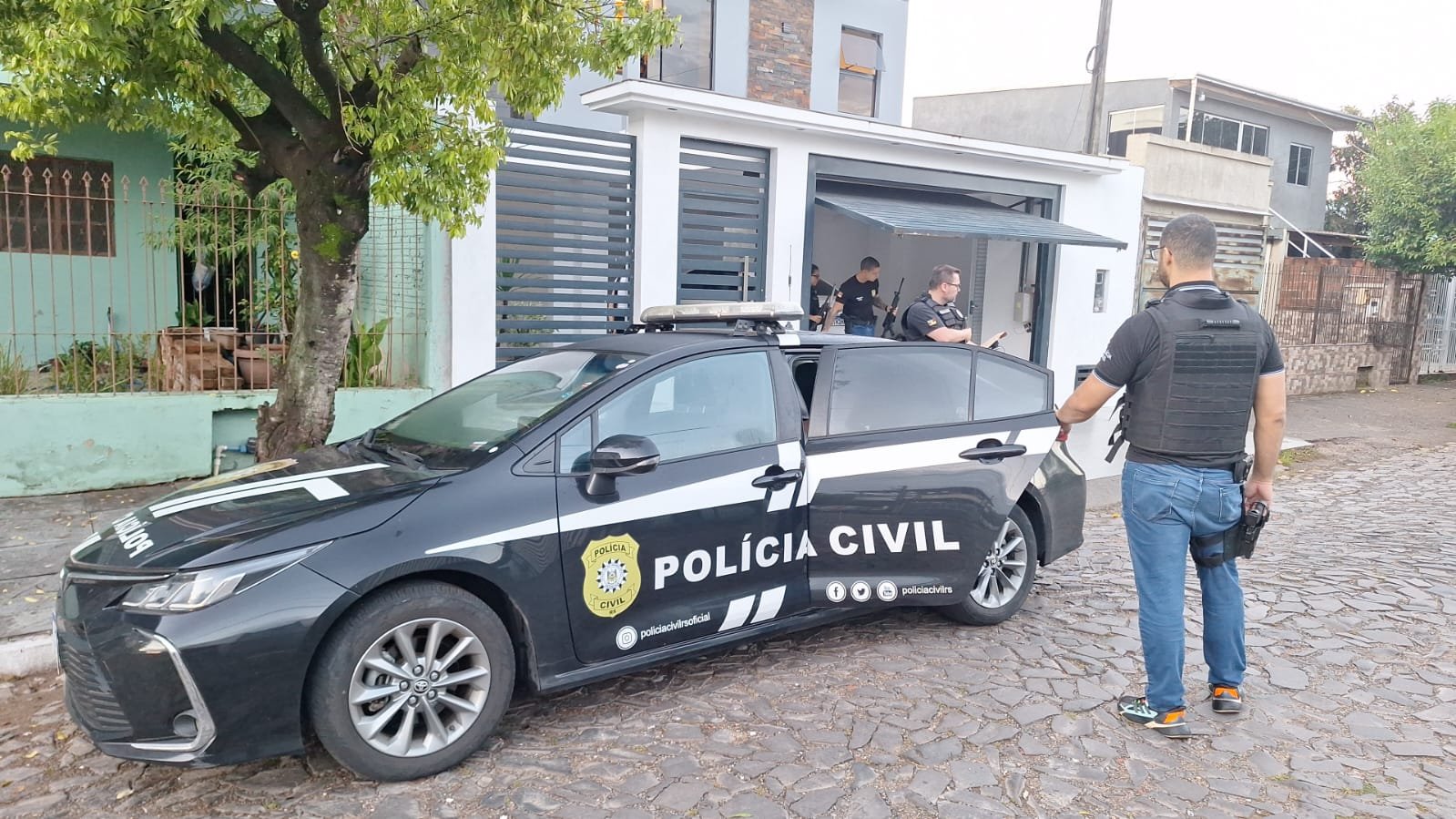 V&Iacute;DEO: Grupo que aterrorizava fam&iacute;lia ap&oacute;s empr&eacute;stimo de R$ 150 mil saltar para meio milh&atilde;o no Vale do Sinos &eacute; alvo da pol&iacute;cia