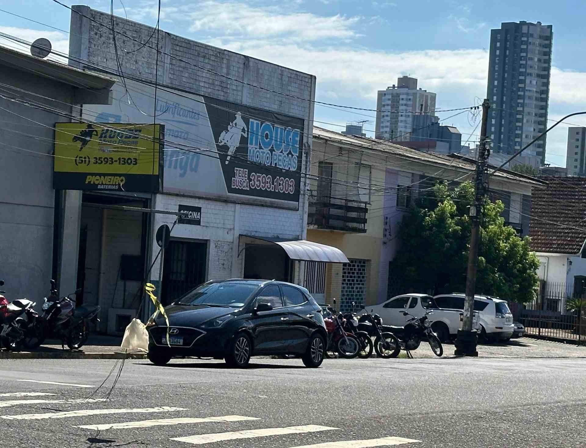 Fio solto no meio da rua &eacute; sinalizado com sacola pl&aacute;stica em Novo Hamburgo