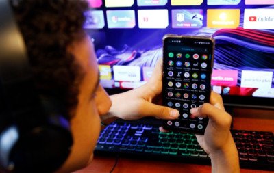 Rolagem infinita: Prática será proibida ao público infantil nas redes sociais