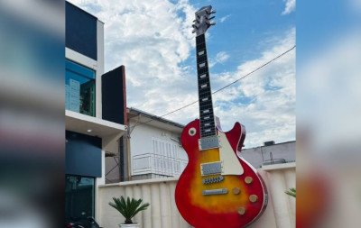 Guitarra gigante vira atrativo turístico na região: Instrumento tem 7 metros de altura e quase meia tonelada