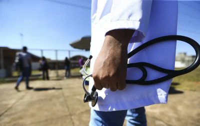 MEC pune mais de 50 cursos de medicina por desempenho insuficiente