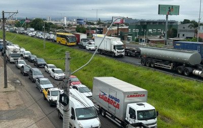 BR-116: Bloqueio de duas faixas para obras traz caos ao trânsito em trecho do Vale do Sinos