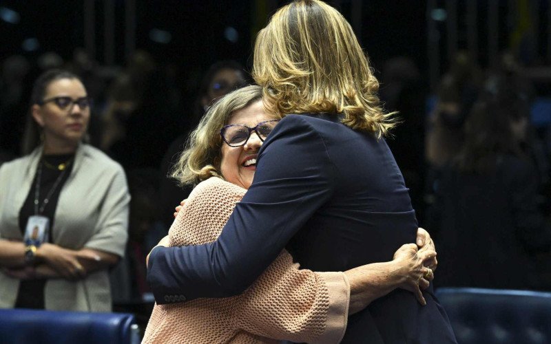 Senadoras Leila Barros (PDT-DF) e Teresa Leitão (PT-PE) comemoram após aprovação do projeto que traz mais rigidez à Lei Maria da Penha | abc+
