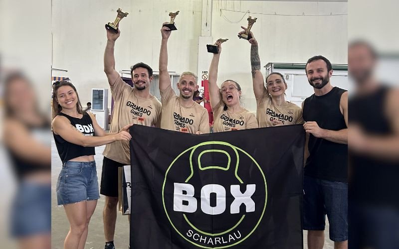 Atletas posam com os troféus ao lado de Yan Bertinati e Valenca, anfitriões da Box Scharlau | abc+