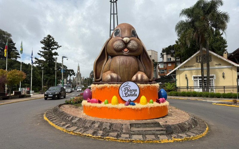 Últimos ajustes na decoração da Páscoa em Canela