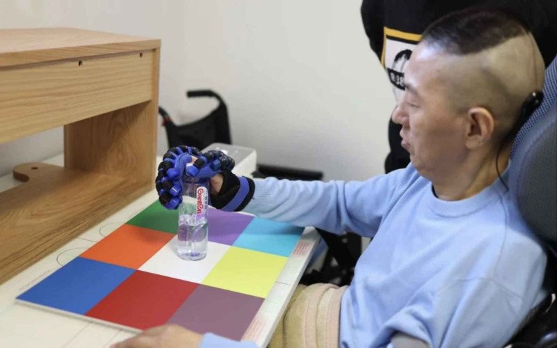 China aprova primeiro chip cerebral do mundo liberado para uso médico real | abc+